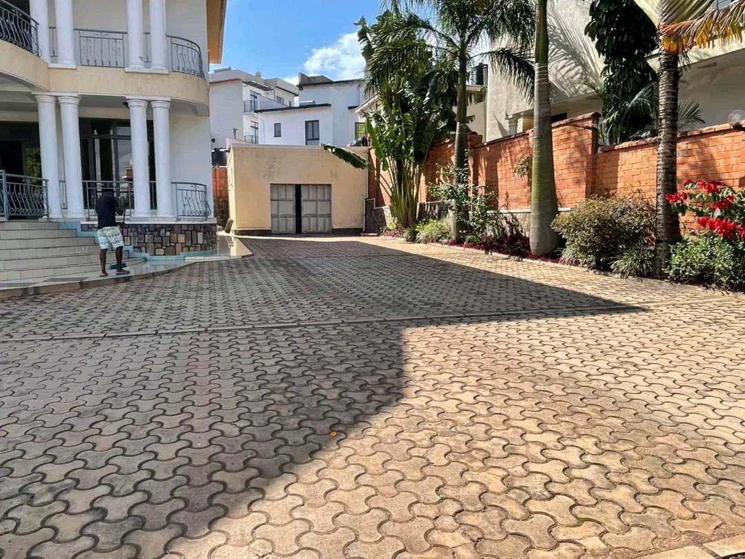 Un furnished villa for sale in kibagababaga in good neighbourhood